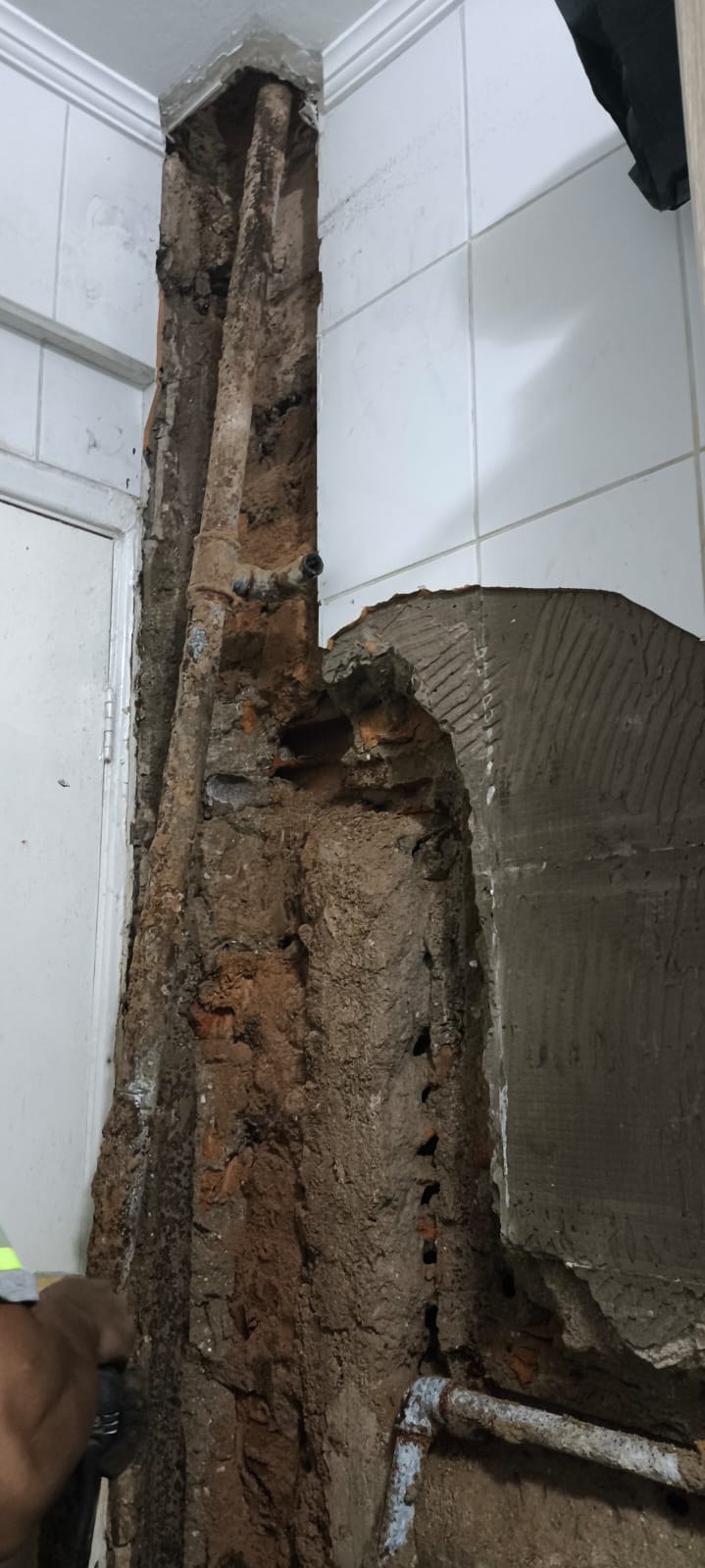 Tubulação exposta para manutenção hidráulica